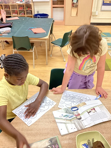 2 children decorating the picture of dragons on boat