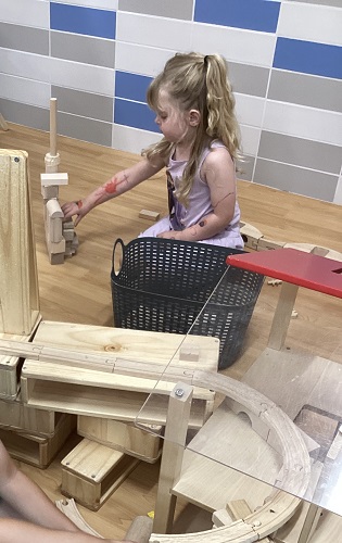 A child builds wiht blocks