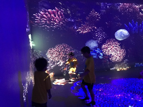 Two children exploring an underwater exhibit at The MUSEUM.