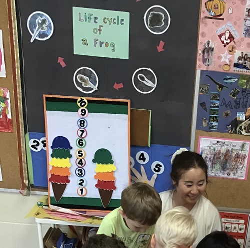 Educator and children playing an ice cream colour game