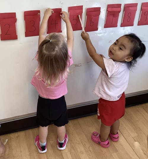 children pointing to and matching numbers