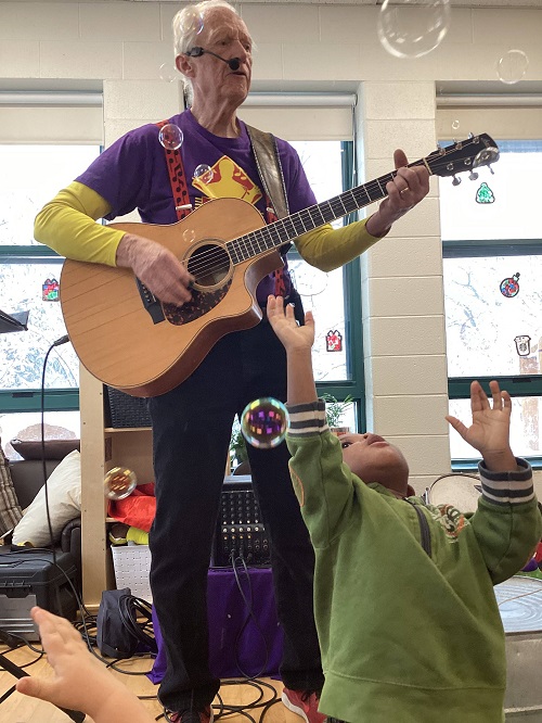 erick traplin performing on his guitar