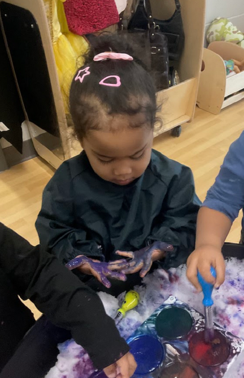 1 child with her hands painted